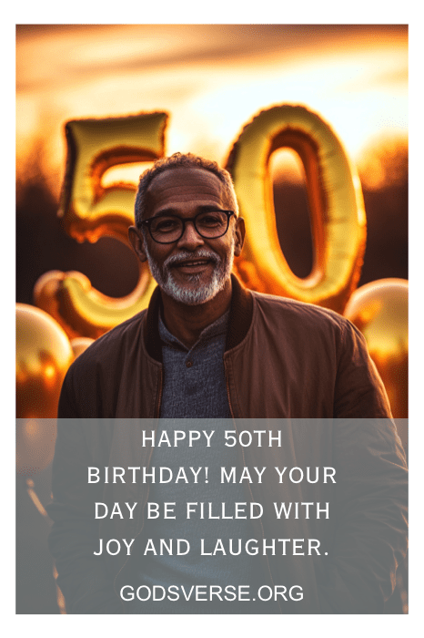 Un hombre resplandece de alegría mientras grandes globos dorados con el número "50" brillan en el fondo, celebrando un hito. En la parte inferior se superpone un mensaje de cumpleaños, que capta a la perfección una de esas citas clásicas de 50 cumpleaños para hombres.