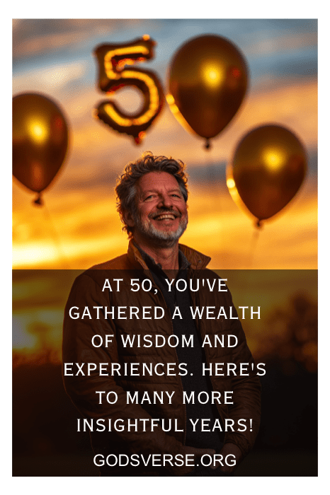 Un hombre sonriente sostiene globos con forma de "50" sobre un fondo de puesta de sol, encarnando la esencia de las frases de 50 cumpleaños para hombres, mientras le deseamos muchos más años llenos de perspicacia por delante.