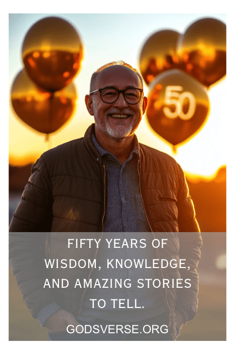 Hombre sonriente con globos dorados de fondo, uno de ellos con la inscripción "50". El texto dice: "Cincuenta años de sabiduría". Celébralo con inspiradoras frases de 50 cumpleaños para hombres.