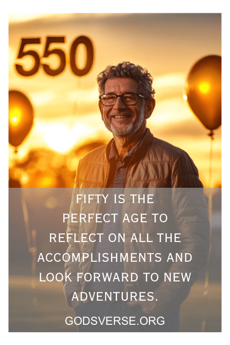 Un hombre sonríe con orgullo mientras el número 550 aparece en el fondo, simbolizando sus logros e hitos. Es una reminiscencia de las frases de 50 cumpleaños para hombres, que celebran toda una vida de sabiduría y éxito.