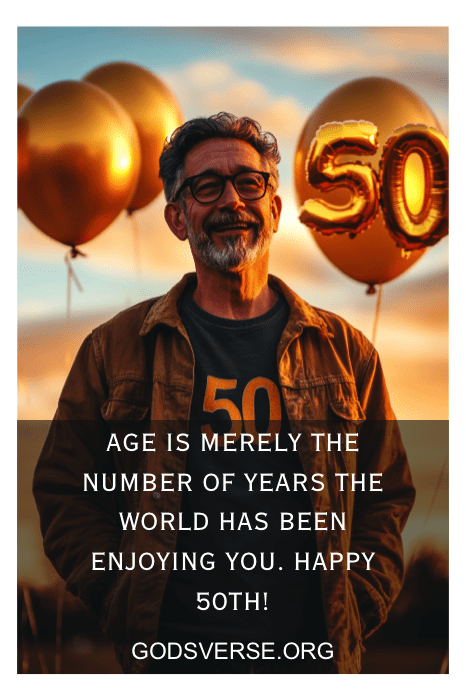 Hombre sonriente delante de globos dorados "50", encarnando la alegría y la sabiduría reflejadas en las frases de 50 cumpleaños para hombres.