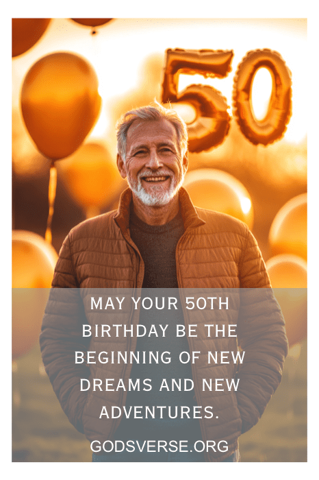 Un hombre de edad avanzada resplandece frente a los brillantes globos "50", encarnando la alegría que se encuentra en las eternas frases de 50 cumpleaños para hombres en medio de sentidas celebraciones.