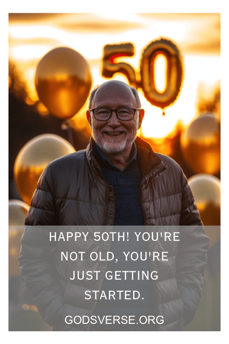 Un hombre sonriente sostiene globos y un cartel con el número "50" mientras se lee: "¡Felices 50! No eres viejo, acabas de empezar". Brindo por las nuevas aventuras: tu viaje hasta aquí es sólo el prólogo. Perfecto para inspirar frases de 50 cumpleaños para hombres.