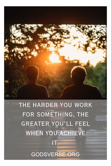 Dos personas sentadas en un banco al atardecer, abrazadas por los tranquilos tonos del cielo nocturno. Una inspiradora frase de actitud para hombres se superpone a la escena, animando a la fuerza y la positividad a medida que la luz del día se desvanece suavemente.