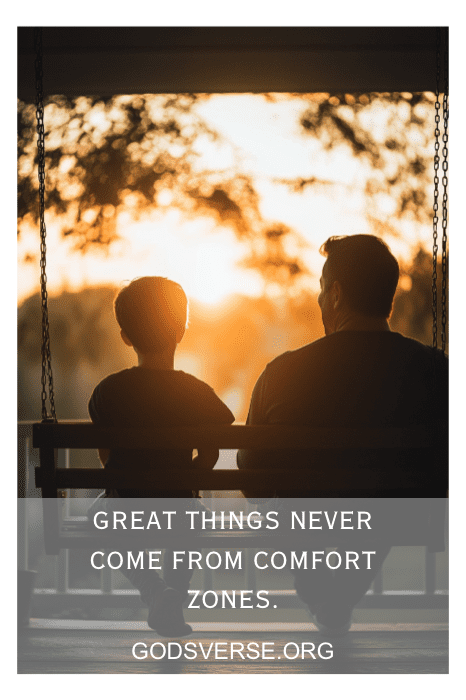 Dos personas sentadas en un columpio, contemplando la puesta de sol. El texto dice: "Las grandes cosas nunca salen de las zonas de confort". Al igual que enfatizan las frases de actitud para hombres, dar un paso más allá de tus límites es donde reside la verdadera fuerza y el crecimiento.