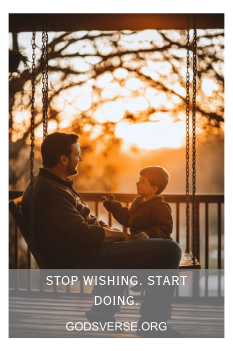 Un hombre y un niño sentados en el columpio de un porche al atardecer, encarnando la esencia de las frases de actitud para hombres. Texto: "Deja de desear. Empieza a hacer". GODSVERSE.ORG.
