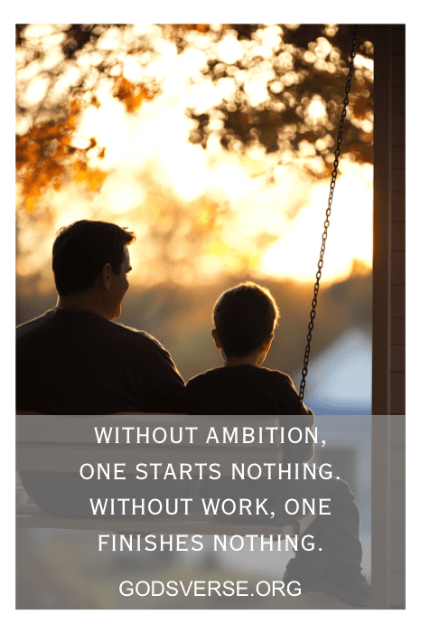 Un hombre y un niño sentados en un columpio al atardecer, con la luz dorada proyectando largas sombras. Una cita inspiradora sobre la ambición y el trabajo captura el momento, alineándose perfectamente con las citas de actitud para hombres que se esfuerzan por alcanzar sus sueños.