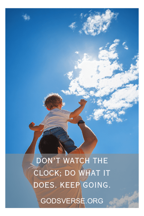 Adulto levantando a un niño en hombros contra el cielo azul; el texto dice: "No mires el reloj; haz lo que hace. Sigue adelante". Esta es una de las mejores frases de actitud para hombres, que nos recuerda que debemos seguir adelante a pesar de los retos de la vida.