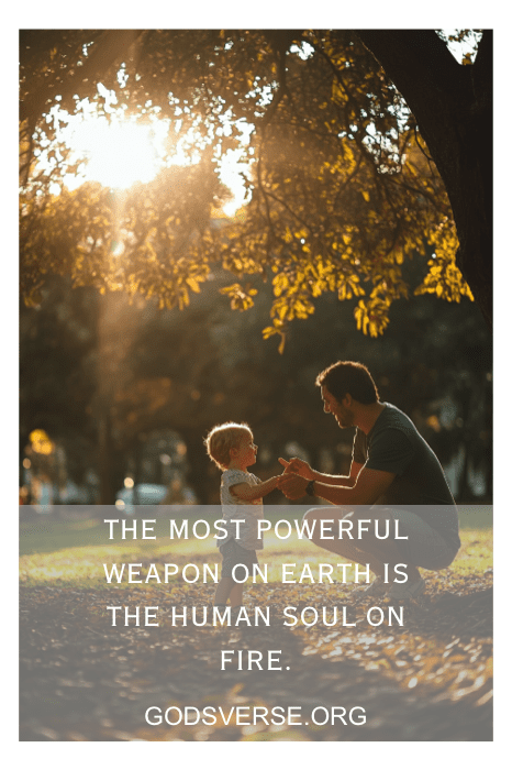 Un hombre y un niño juegan alegremente en un parque iluminado por el sol, mientras una inspiradora cita de actitud para hombres se superpone a su momento.