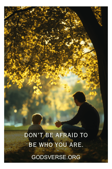 Silueta de un adulto y un niño sentados bajo un árbol a la luz del sol. Texto: "No tengas miedo de ser quien eres. Abraza tu fuerza única". Godsverse.org #CitasDeActitudParaHombres.