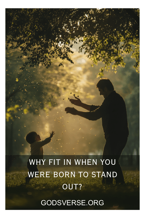 Un adulto y un niño silueteados juegan bajo árboles iluminados por el sol con el texto "¿Por qué encajar cuando naciste para destacar?". Nos recuerda a las citas de actitud atrevida para hombres.