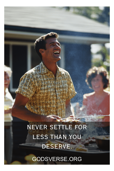 Un hombre sonriente en una barbacoa con amigos, el texto dice "Nunca te conformes con menos de lo que mereces. Cultiva la actitud correcta". godsverse.org.