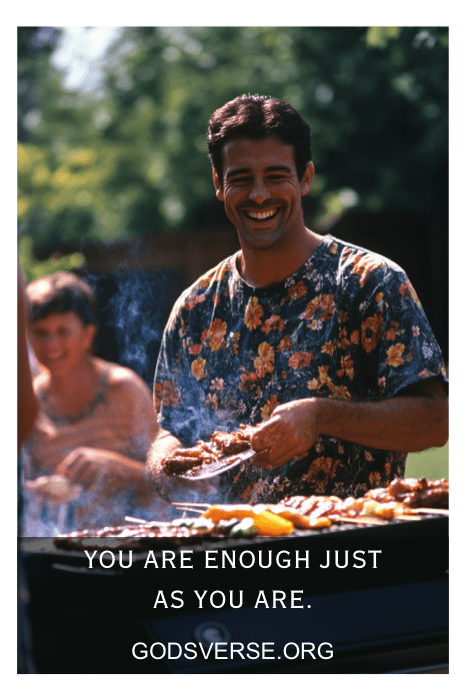 Hombre sonriendo mientras asa comida al aire libre. El texto dice: "Eres suficiente tal como eres. Descubre inspiradoras frases de actitud para hombres en Godsverse.org.