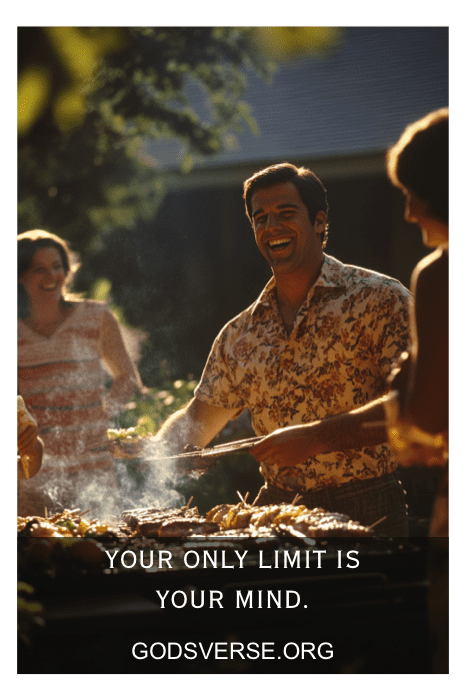 Un hombre sonríe en una barbacoa, rodeado de amigos. Texto: "Tu único límite es tu mente". Descubre más frases de actitud para hombres en GodsVerse.org.