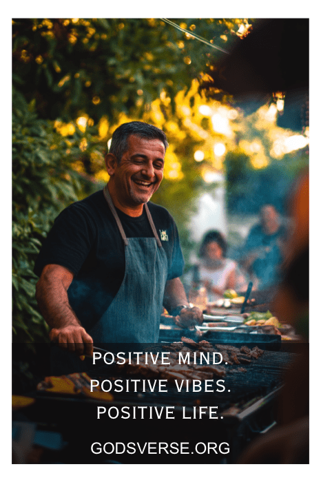 Hombre asando al aire libre con texto: "Mente Positiva. Vibraciones positivas. Vida positiva". Descubre inspiradoras citas de actitud para hombres en godsverse.org.