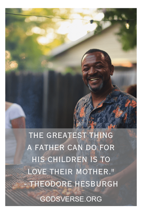 Un hombre sonriente hace una barbacoa con una conmovedora cita sobre la paternidad y el amor, captando a la perfección la esencia de las citas del Día del Padre negro.
