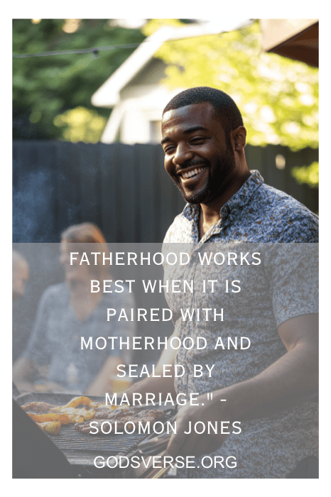 Hombre sonriendo mientras asa a la parrilla, con una cita negra superpuesta del día del padre sobre la paternidad de Solomon Jones.