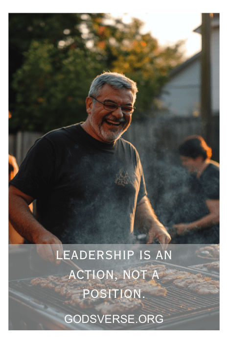 Hombre sonriendo mientras hace una parrillada al aire libre; texto superpuesto: "El liderazgo es una acción, no una posición. Adopta la positividad con frases de actitud para hombres en godsverse.org.