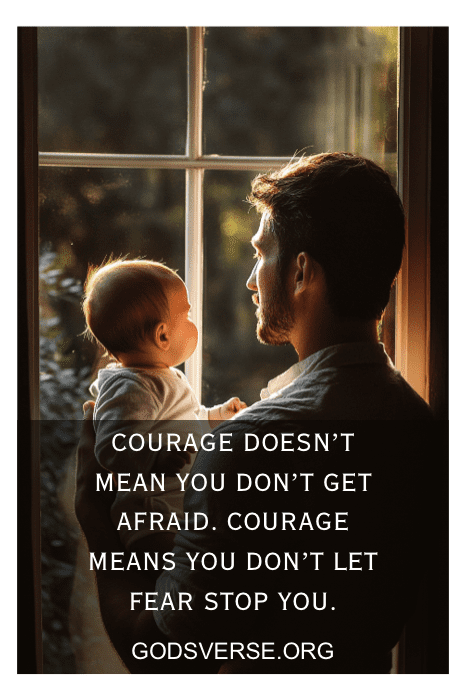 Un hombre junto a una ventana iluminada por el sol, con un bebé en brazos. Texto en la imagen: "La valentía no significa que no tengas miedo; demuestra fortaleza en la paternidad". Abraza la esencia de las frases de actitud para hombres.
