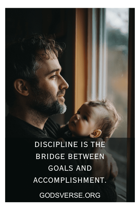 Un hombre sostiene a un bebé junto a una ventana, reflexionando sobre cómo la disciplina da forma tanto a los sueños como a la paternidad. Este momento encarna la sabiduría que se encuentra en las frases de actitud para hombres, destacando el camino hacia el logro de los propios objetivos a través de la perseverancia.