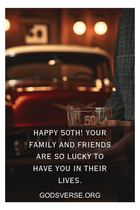 Una mano sostiene un vaso con la inscripción "50" sobre un fondo de coches antiguos. Texto: "¡Felices 50! GODSVERSE.ORG - donde las eternas frases de 50 cumpleaños para hombres cobran vida.