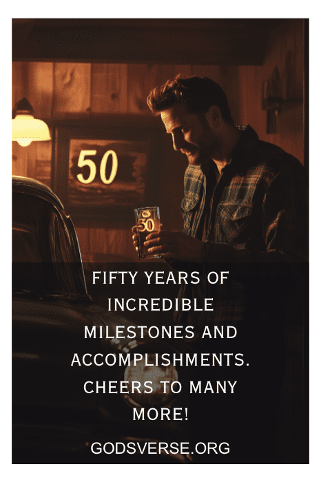En una habitación poco iluminada, un hombre sostiene una tarjeta "50" junto a un coche clásico. El texto dice: Cincuenta años de hitos increíbles, celebrando el viaje de la vida con frases atemporales de 50 cumpleaños para hombres".