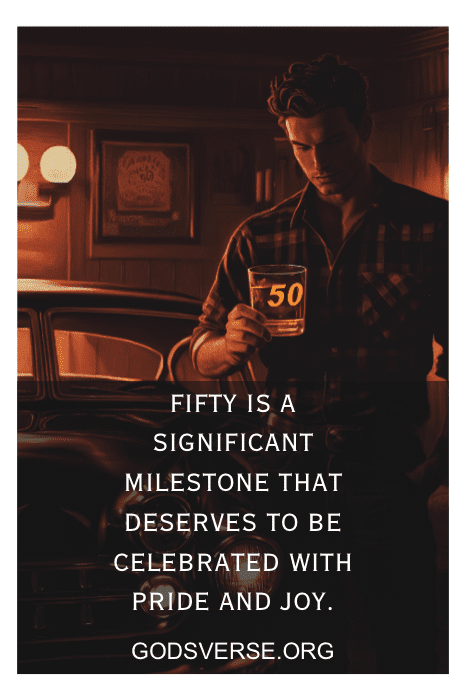 Un hombre posa orgulloso junto a un coche de época, sosteniendo un vaso con la inscripción "50". Como sugieren las palabras de oro de las frases de 50 cumpleaños para hombres, los cincuenta son un hito importante que marca un viaje lleno de recuerdos y aventuras por venir.