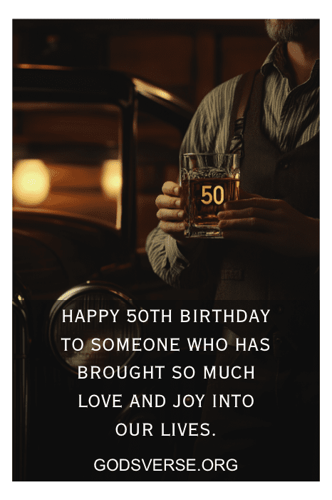 Una persona sostiene un vaso decorado con "50" como mensaje de cumpleaños debajo desea, "Feliz 50 cumpleaños". Perfecto para aquellos que buscan 50th citas de cumpleaños para los hombres para capturar la alegría de esta celebración hito.