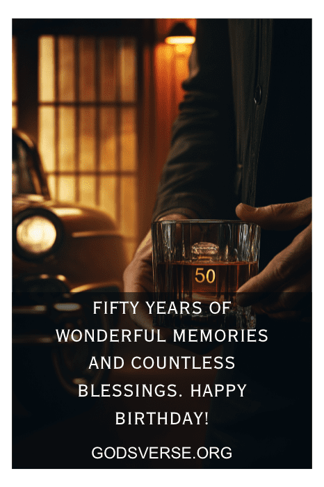 Hombre sosteniendo un vaso de whisky con la inscripción "50"; coche antiguo al fondo. Texto: "Cincuenta años... ¡Feliz cumpleaños! Celebra este hito con un estilo atemporal y frases clásicas de 50 cumpleaños para hombres.