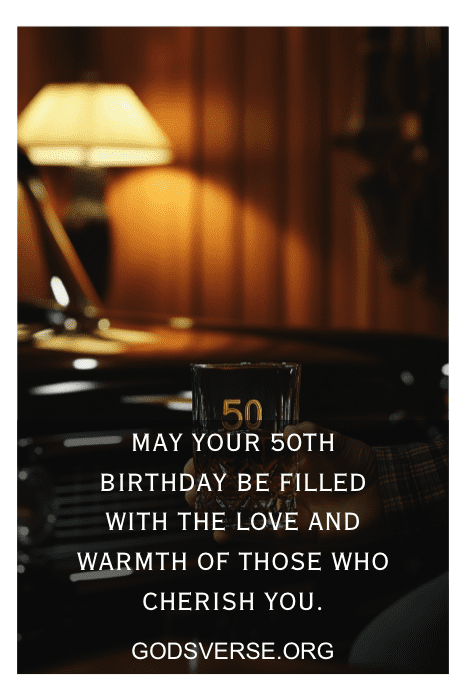 En una acogedora habitación, alguien sostiene un vaso adornado con "50", rodeado de sentidas frases de 50 cumpleaños para hombres. Un cálido mensaje de cumpleaños va acompañado de un enlace a la página web: godsverse.org.