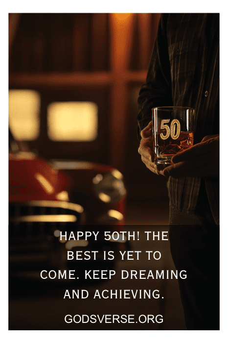 Persona sosteniendo un vaso con el número "50", junto a un coche clásico. Texto: "¡Felices 50! Brindemos por medio siglo de aventuras y por más vida en tus años".