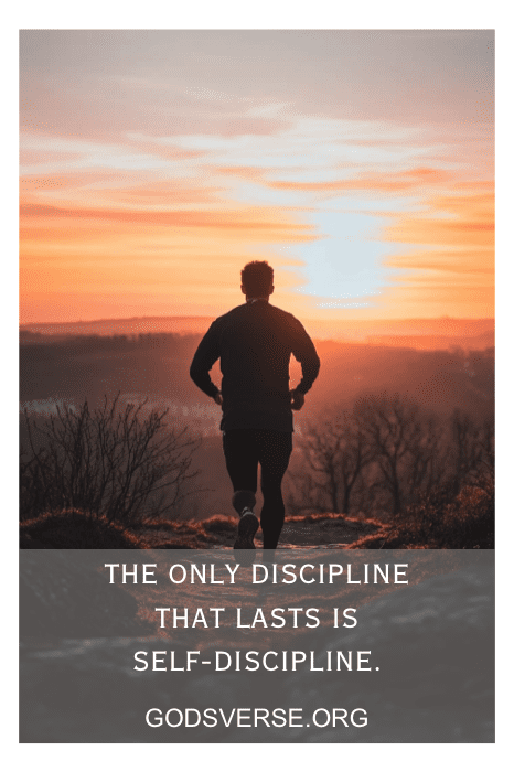 Una persona haciendo footing hacia un amanecer con el texto: "La única disciplina que perdura es la autodisciplina. Aprovecha el poder de las citas de actitud para hombres en godsverse.org".