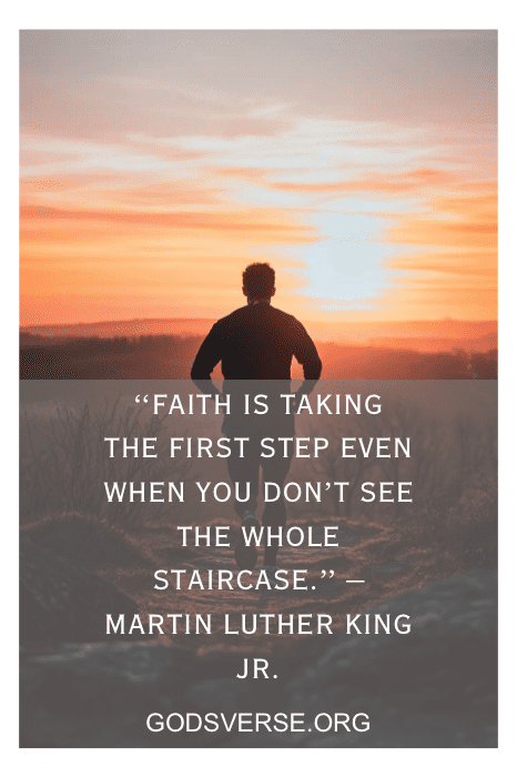 Silhueta de uma pessoa ao nascer do sol, acompanhada de uma das citações inspiradoras de Martin Luther King Jr. para homens sobre fé.