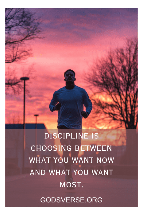 Un hombre haciendo footing al atardecer, con el texto: "Disciplina es elegir entre lo que quieres ahora y lo que más quieres", ejemplifica una actitud que distingue a los hombres de éxito.