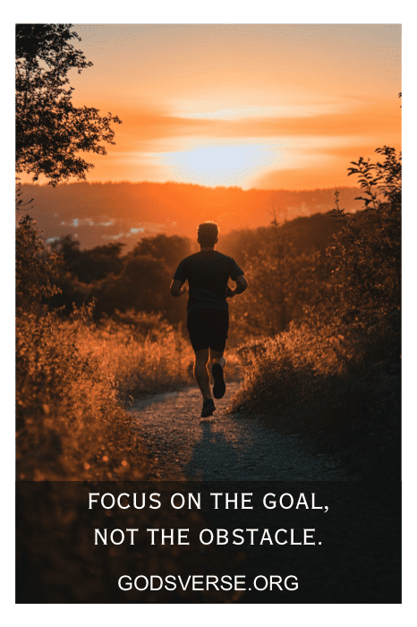 Silueta de una persona haciendo footing en un sendero al atardecer con texto motivacional superpuesto, encarnando poderosas citas de actitud para hombres.