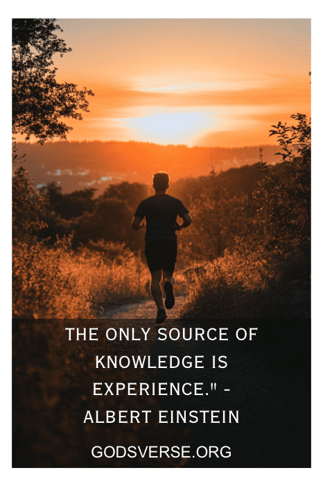 Um homem corre em uma trilha ao pôr do sol, incorporando uma das melhores citações para homens: "A única fonte de conhecimento é a experiência", de Albert Einstein.