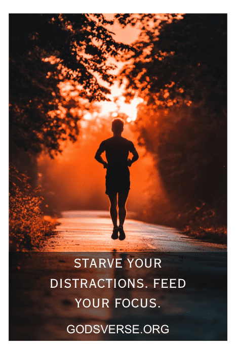 Una persona corre por un camino iluminado por el sol. Texto: "Mata de hambre tus distracciones. Alimenta tu concentración". Abraza el poder de la ambición decidida con frases de actitud para hombres. GODSVERSE.ORG.