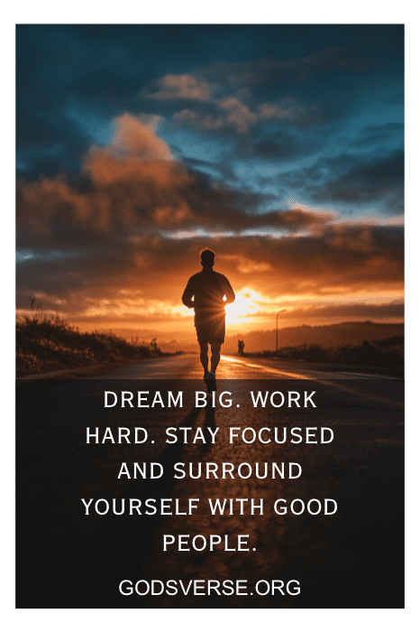Silueta de una persona haciendo footing en una carretera al amanecer, con texto motivacional superpuesto y citas de actitud inspiradoras para hombres.