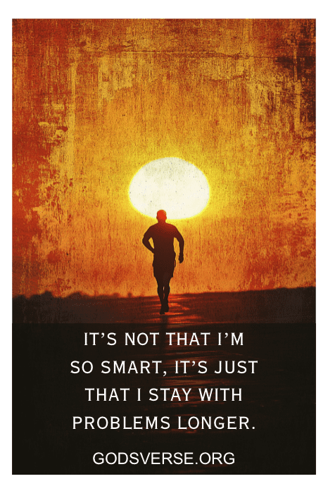 Un hombre en silueta corriendo hacia el amanecer encarna el mensaje: "No es que sea muy listo, es que me quedo más tiempo con los problemas". Esta cita de actitud para hombres destaca la perseverancia por encima de la brillantez.