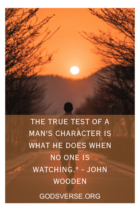 Silhueta de uma pessoa em um caminho ao pôr do sol com uma das melhores citações para homens sobre caráter de John Wooden.