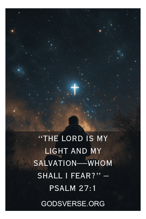 Silhueta de uma pessoa sob o céu estrelado com uma cruz brilhante, com o Salmo 27:1. Essa cena representa a fé e oferece citações inspiradoras para homens que buscam força e orientação.