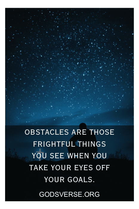 Silueta de una persona contra un cielo estrellado, encarnando el espíritu de perseverancia que se encuentra en las citas de actitud para hombres, con texto sobre la superación de obstáculos para alcanzar tus metas.