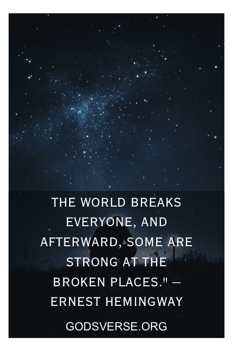 Bajo el vasto cielo nocturno salpicado de estrellas, resuena la cita "The world breaks everyone... strong at the broken places" de Ernest Hemingway, eco de la sabiduría que se encuentra en las citas de hombres rotos.