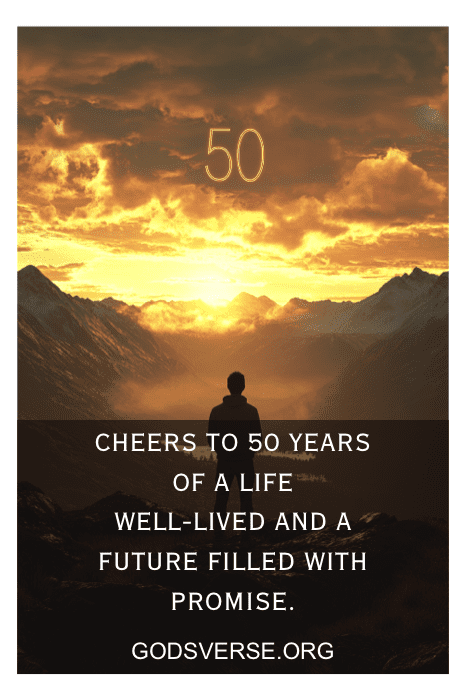 Silueta de una persona sentada frente a una puesta de sol y montañas, con texto celebrando 50 años y frases inspiradoras de 50 cumpleaños para hombres.