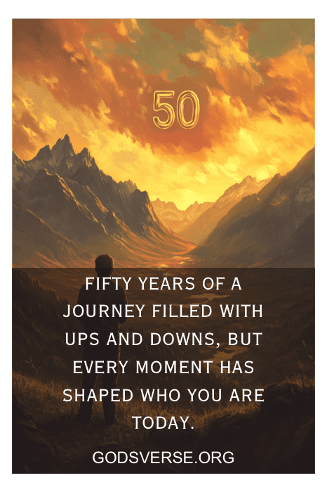 Silueta de una persona contemplando una puesta de sol en la montaña, reflexionando sobre un viaje de 50 años. Este momento encarna la esencia de las frases de 50 cumpleaños para hombres, capturando recuerdos y sueños entrelazados en los tonos dorados del amplio horizonte de la vida.