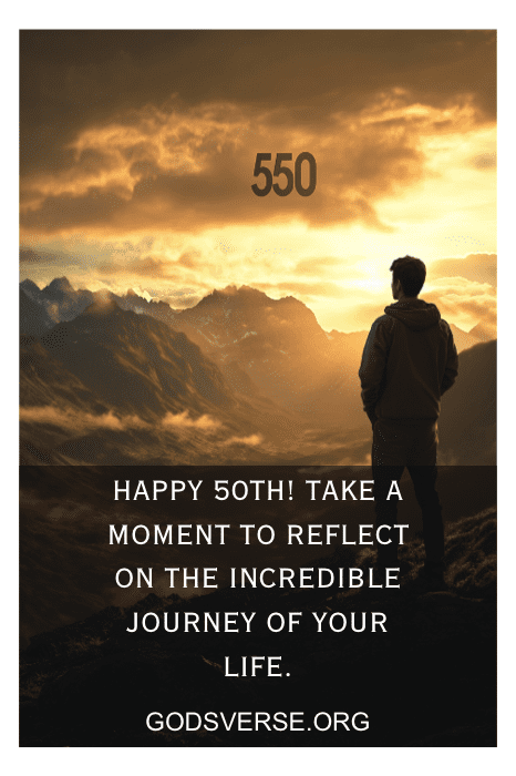 La silueta de una persona contempla las montañas y el amanecer, reflexionando sobre el profundo viaje que tiene por delante con reflexivas frases de 50 cumpleaños para hombres.