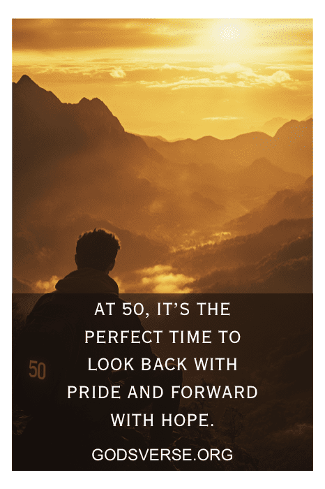 Una persona contempla una montaña dorada con el texto: "A los 50, mira hacia atrás con orgullo y hacia delante con esperanza. Celebra el viaje de la vida con inspiradoras frases de 50 cumpleaños para hombres.