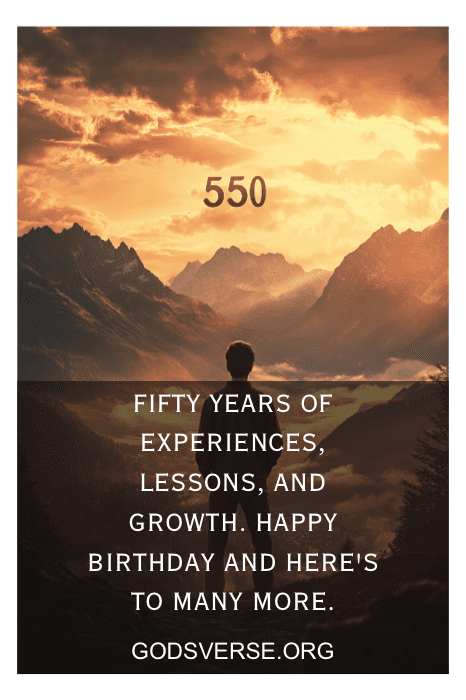 Una persona contempla las majestuosas montañas al atardecer, reflexionando sobre el viaje de la vida. "50th birthday quotes for men" adorna la escena, celebrando la sabiduría y la fuerza que acompañan a un hito tan significativo.