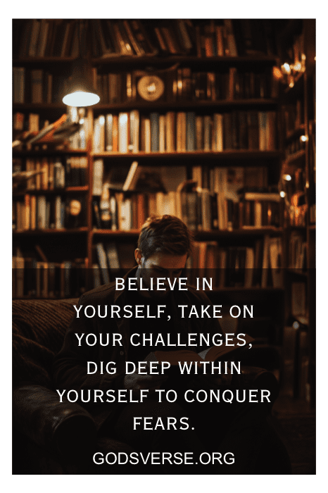 En una biblioteca poco iluminada, una persona está absorta en un libro, con una superposición de citas de actitud para hombres que inspira fuerza y determinación.