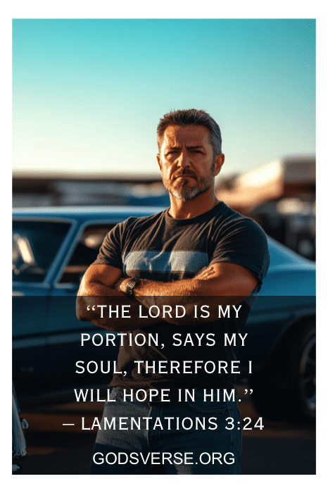 Um homem está confiante ao lado de um carro, personificando força e determinação. A cena é realçada com uma citação inspiradora para homens de Lamentações 3:24, capturando a essência da fé e da determinação.